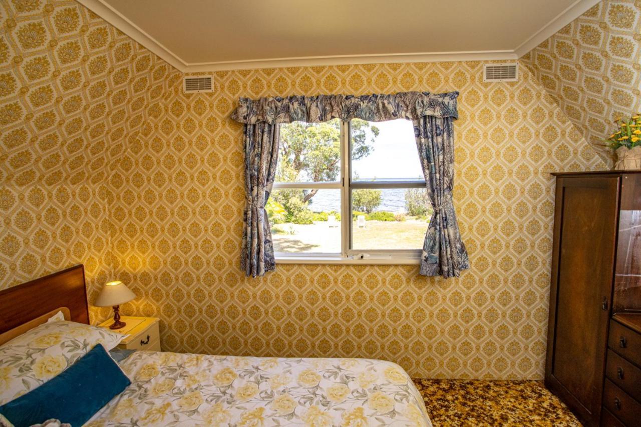 Swan Cove Beachfront Raymond Island エクステリア 写真