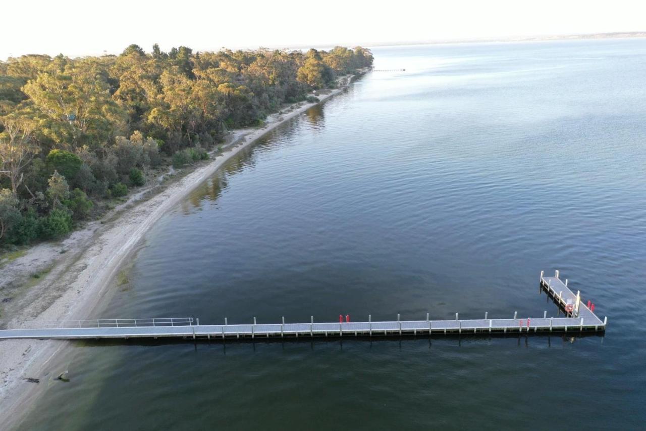 Swan Cove Beachfront Raymond Island エクステリア 写真